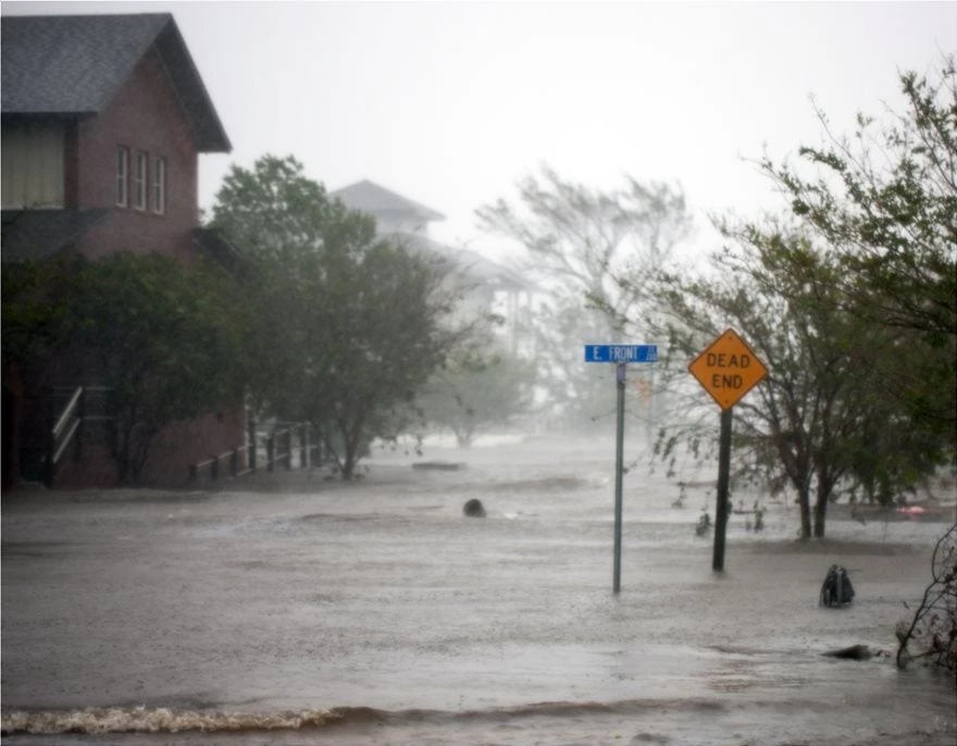 Στη δίνη του τυφώνα Florence οι ΗΠΑ: Βυθισμένη πολιτεία με τέσσερις νεκρούς οι ακτές της Καρολίνας (Εικόνες-Βίντεο)